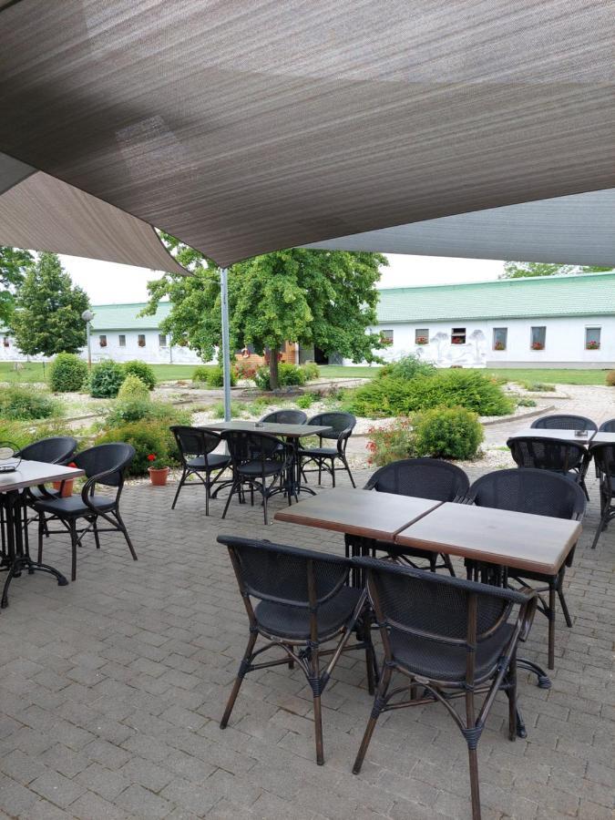 Hédervár 海勒瓦利洛瓦斯旅馆酒店 外观 照片