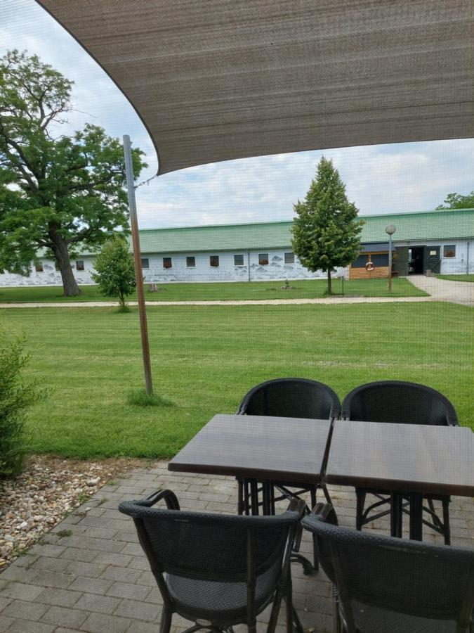 Hédervár 海勒瓦利洛瓦斯旅馆酒店 外观 照片