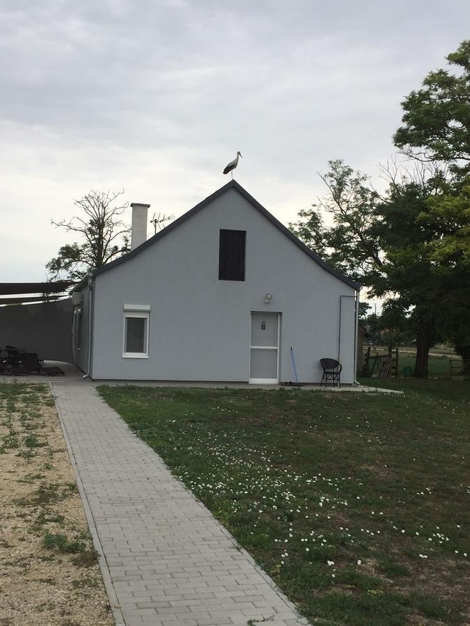 Hédervár 海勒瓦利洛瓦斯旅馆酒店 外观 照片